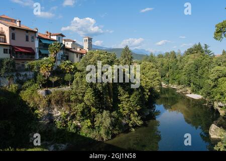 Cividale del Friuli (Udine), Italien - Norditalien Leben im Zentrum der mittelalterlichen lombardischen Stadt. Blick von der Devil's Bridge auf den Natisone River. Stockfoto