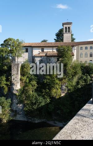 Cividale del Friuli (Udine), Italien - Norditalien Leben im Zentrum der mittelalterlichen lombardischen Stadt. Blick von der Devil's Bridge auf den Natisone River. Stockfoto