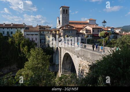 Cividale del Friuli (Udine), Italien - Norditalien Leben im Zentrum der mittelalterlichen lombardischen Stadt. Blick auf die Teufelsbrücke am Natisone-Fluss. Stockfoto