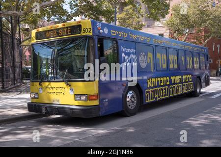 Ein privater Bus von Bnei Emunim, der orthodoxe Juden von Williamsburg zum Borough Park an der Lee Avenue in Brooklyn, New York, transportiert. Stockfoto