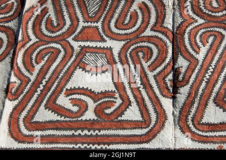 Melanesia, Papua-Neuguinea, Tufi. Traditionelle handgemachte Tapa Tuch, aus dem Papier Maulbeerbaum, von Hand mit natürlichen Farbstoffen mit geometrischen gemalt Stockfoto