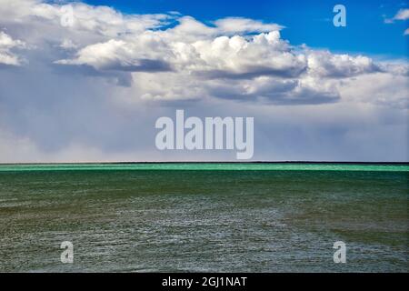 Argentinien, Santa Cruz. Puerto Santa Cruz, Fluss Santa Cruz unter stürmischen Wolken. Stockfoto