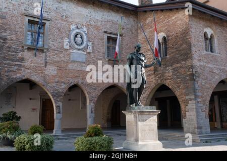 Cividale del Friuli (Udine), Italien - Norditalien Leben im Zentrum der mittelalterlichen lombardischen Stadt. Statue von Julius Caesar (Stadtgründer) Stockfoto