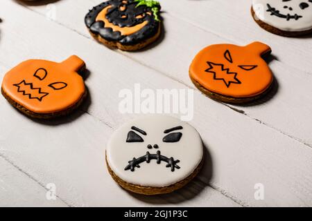 Nahaufnahme von süßen und gruseligen Lebkuchengebäck auf weißer Oberfläche Stockfoto