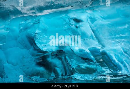 USA, Alaska, in der Nähe der deep blue Eisberg floating in der Nähe von kalben Gesicht von LeConte Gletscher östlich von Petersburg Stockfoto
