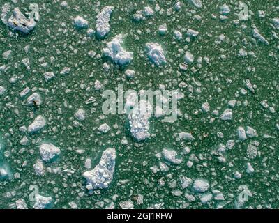 USA, Alaska, Tracy Arm-Fords Terror Wilderness, Luftaufnahme von verstreuten Eisbergen, die vom Dawes-Gletscher in Endicott Arm abgekalbt wurden Stockfoto