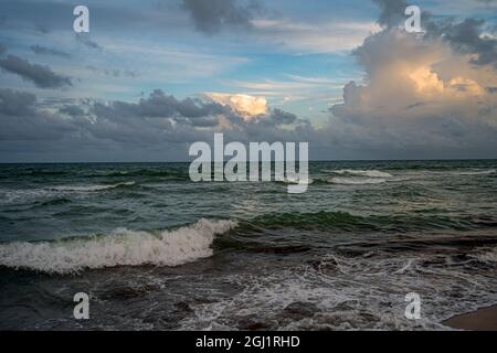 Am frühen Morgen dramatischer Himmel vor der Golfküste Floridas Stockfoto