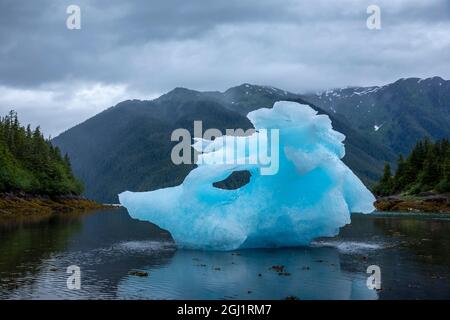 USA, Alaska, Petersburg, großer Eisberg vom LeConte Glacier, der bei Ebbe in der LeConte Bay am Sommerabend gegründet wurde Stockfoto