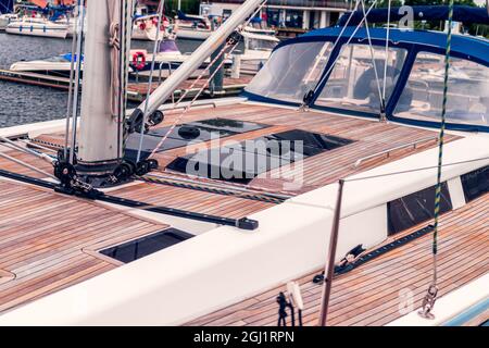 Holzdeck einer großen Yacht, die im Hafen von Darłowo an der Ostsee festgemacht ist Stockfoto