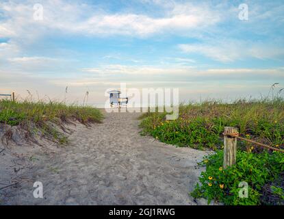 Am frühen Morgen dramatischer Himmel vor der Golfküste Floridas Stockfoto