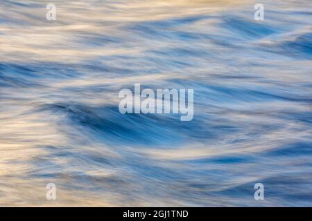 USA, Kalifornien, Yosemite National Park, Abstract of Merced River Reflections Stockfoto