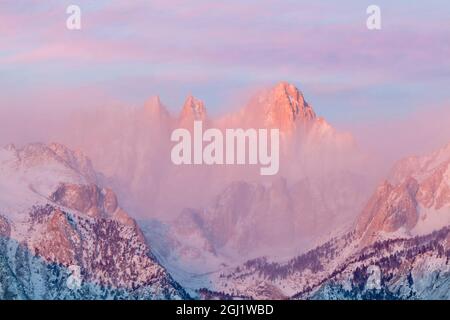 USA, Kalifornien, Lone Pine. Sonnenaufgang auf dem Mount Whitney von den Alabama Hills aus gesehen. Kredit als: Don Paulson / Jaynes Gallery / DanitaDelimont.com Stockfoto