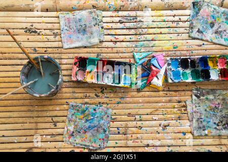 Aquarell und Pinsel auf Holztisch Hintergrund, Flat Lay Stockfoto