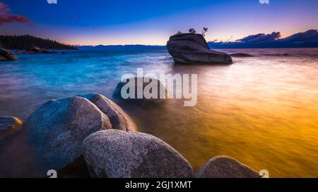 Bonsai Rock bei Sonnenuntergang, Lake Tahoe, Nevada USA Stockfoto