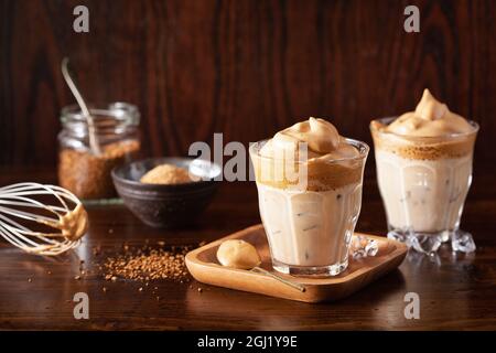 Dalgona Kaffee im Glas. Trendy Instant Kaffee mit Zucker und heißem Wasser peitscht Stockfoto