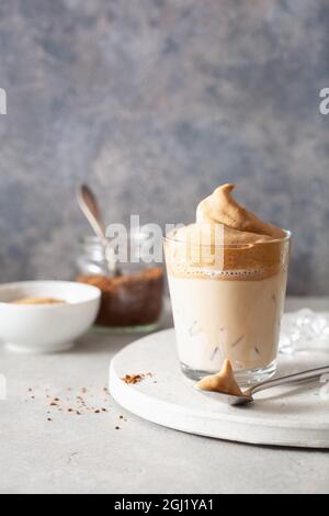 Dalgona Kaffee im Glas. Trendy Instant Kaffee mit Zucker und heißem Wasser peitscht Stockfoto