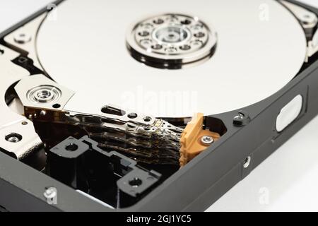 Nahaufnahme der geöffneten Festplatte. Datenspeicherung der Computerhardware Stockfoto