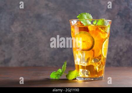 Eis Tee mit Zitrone und Minze Stockfoto
