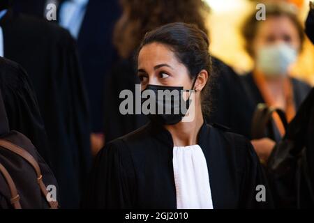 Paris, Frankreich. September 2021: Olivia Ronen, Anwältin von Salah Abdeslam, einer der Angeklagten, kommt am 8. September 2021 in den vorläufigen Gerichtssaal, der für den Prozess gegen die Anschläge von Paris vom 2015. November eingerichtet wurde. Der größte Prozess in der modernen Rechtsgeschichte Frankreichs beginnt am 8. September 2021 wegen der Angriffe auf Paris vom 2015. November, bei denen 130 Menschen in Bars, Restaurants und der Konzerthalle von Bataclan getötet wurden. Quelle: Abaca Press/Alamy Live News Stockfoto