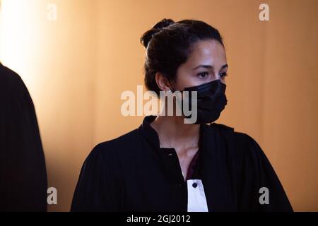 Paris, Frankreich. September 2021: Olivia Ronen, Anwältin von Salah Abdeslam, einer der Angeklagten, kommt am 8. September 2021 in den vorläufigen Gerichtssaal, der für den Prozess gegen die Anschläge von Paris vom 2015. November eingerichtet wurde. Der größte Prozess in der modernen Rechtsgeschichte Frankreichs beginnt am 8. September 2021 wegen der Angriffe auf Paris vom 2015. November, bei denen 130 Menschen in Bars, Restaurants und der Konzerthalle von Bataclan getötet wurden. Quelle: Abaca Press/Alamy Live News Stockfoto
