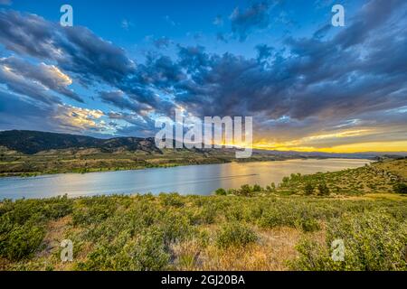 USA, Colorado, Fort Collins. Sonnenuntergang über dem Horsetooth Reservoir. Stockfoto