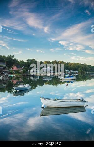 USA, Massachusetts, Cape Ann, Gloucester. Annisquam, Lobster Cove, Reflections Stockfoto