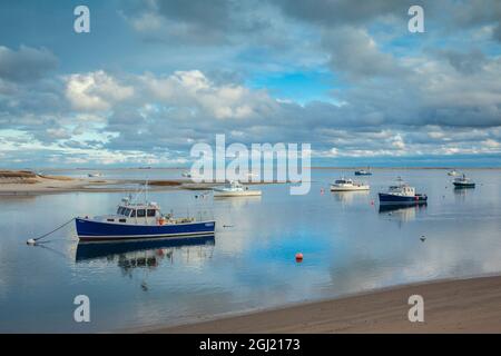 USA, Massachusetts, Cape Cod, Chatham. Chatham Harbour in der Abenddämmerung Stockfoto