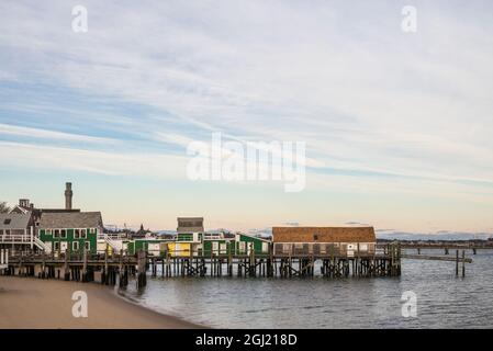 USA, Massachusetts, Cape Cod, Provincetown. Pier und Provincetown Monument. Stockfoto