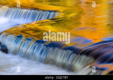 Gelb- und Goldtönen reflektieren von Baum in der Mitte des Ontonagon River an der Bond fällt, malerischen Ort, Michigan USA Stockfoto