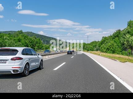 Weißer Porsche Cayenne auf der Autobahn in Zadar, Kroatien. Stockfoto