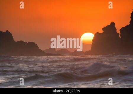 USA, Oregon, Bandon. Sonnenuntergang auf Meeresstapeln und Meer. Kredit als: Jay O'Brien / Jaynes Gallery / DanitaDelimont.com Stockfoto