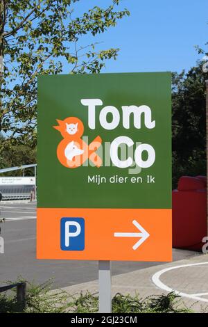 AALST, BELGIEN, 25. AUGUST 2021: Schild am Eingang des Parkplatzes für ein Tom & Co Pet-Geschäft in Aalst. Tom & CO hat 140 Geschäfte in ganz Belgien und ist ein p Stockfoto