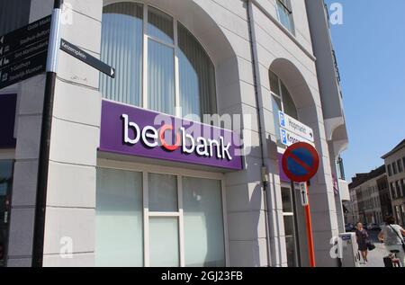 AALST, BELGIEN, 25. AUGUST 2021: Außenansicht einer Einzelhandelsfiliale der „beobank“. Beobank ist eine belgische Bank, die früher als Citibank bekannt war. Illustrative Bearbeitung Stockfoto