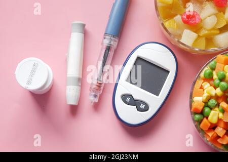 Diabetische Messwerkzeuge und Insulin Stift und gesunde Ernährung auf Tabelle Stockfoto