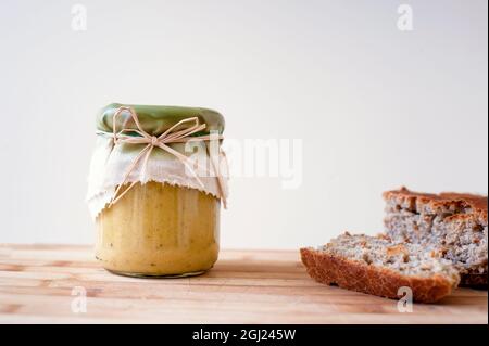 Hummus in einem Glas auf einem Holztisch Stockfoto