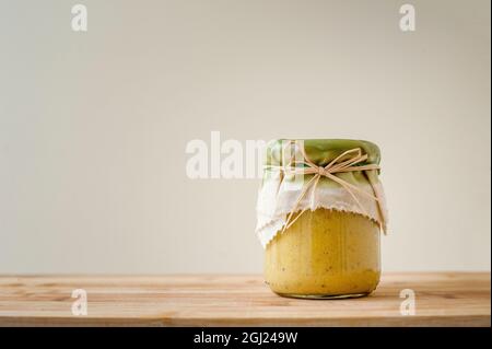 Hummus in einem Glas auf einem Holztisch Stockfoto