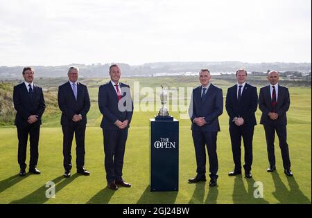 Im Bild (von links) mit dem Claret Jug auf dem ersten T-Shirt im Royal Portrush Golf Club vor der Ankündigung, dass die 153. Open-Meisterschaft auf dem Platz stattfinden wird, während die Open-Meisterschaft im Jahr 2025 zum Royal Portrush Golf Club zurückkehrt, sind David Meacher, Der Vorsitzende des Ausschusses für Berufsmeisterschaften der R&A, Martin Slumbers, der Vorstandsvorsitzende der R&A, Paul Givan, der erste Minister für Nordirland, Declan Kearney, der Junior-Minister für MLA NI, Gordon Lyons, der Minister für Wirtschaft der MLA NI, und Dr. Ian Kerr, der Hauptmann von Royal Portrush. Bilddatum: Mittwoch, 8. September 2021. Stockfoto