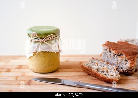 Hummus in einem Glas auf einem Holztisch Stockfoto