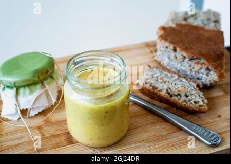 Hummus in einem Glas auf einem Holztisch Stockfoto