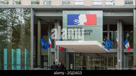 PAR, FRANKREICH - 08. Jul 2021: Eine Frontansicht des Gebäudes des Gesundheits- und Sozialministeriums in Paris, Frankreich für nationale Nachrichten Stockfoto