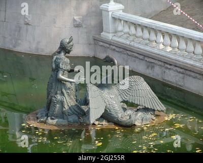 MOSCU, RUSSLAND - 17. Aug 2010: Eine Skulptur einer Prinzessin und eines Schwans im Teich im Alexander-Garten, Moskau Stockfoto