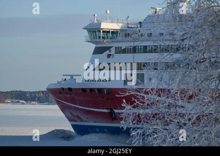 Helsinki, Finnland - 15. Januar 2021: M/S Viking XPRS Fähre, die von Tallinn aus bei extrem kalten Winterbedingungen nach Helsinki fährt. Stockfoto