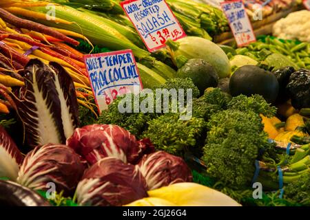 Frisches Gemüse zum Verkauf auf dem Pike Place Market in Seattle, Bundesstaat Washington. Stockfoto