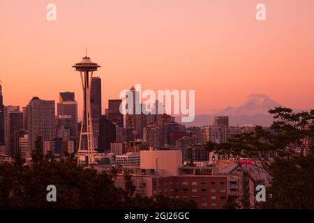 Seattle, Bundesstaat Washington. Skyline bei Nacht von Queen Anne's Hill mit Space Needle. Stockfoto