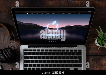 Antalya, Türkei - 8. September 2021: MacBook pro mit Apple Event-Logo 2021 auf dem Bildschirm. Stockfoto