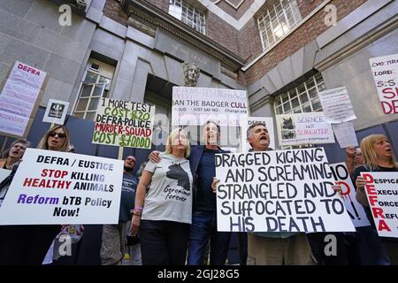 Helen Macdonald (zweite links), Besitzerin von Geronimo the Alpaca, Dr. Iain McGill (Mitte) und Dominic Dyer sowie Mitglieder der Kampagne „Justice for Geronimo“ und „Stop Badger Cull“ halten vor den Büros des Umweltministeriums einen Protest ab. Food and Rural Affairs (Defra) im Zentrum von London gegen die Tötung der Alpaka. Bilddatum: Mittwoch, 8. September 2021. Stockfoto