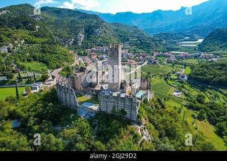 Mavic Air 2S Drohne ariel Fotos des Castillo di Drena, Schloss Drena, Trient, Italienische Seen, Italien Stockfoto