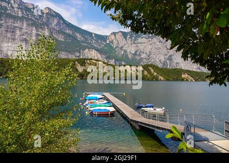 Anlegestelle und kleine Boote am touristischen Ziel des Lago di Cavedine, Lago Cavedine, Trient, Trentino, Italienische Seen, Italien Stockfoto