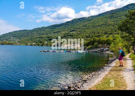 Anlegestelle und kleine Boote am touristischen Ziel des Lago di Cavedine, Lago Cavedine, Trient, Trentino, Italienische Seen, Italien Stockfoto