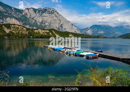 Anlegestelle und kleine Boote am touristischen Ziel des Lago di Cavedine, Lago Cavedine, Trient, Trentino, Italienische Seen, Italien Stockfoto